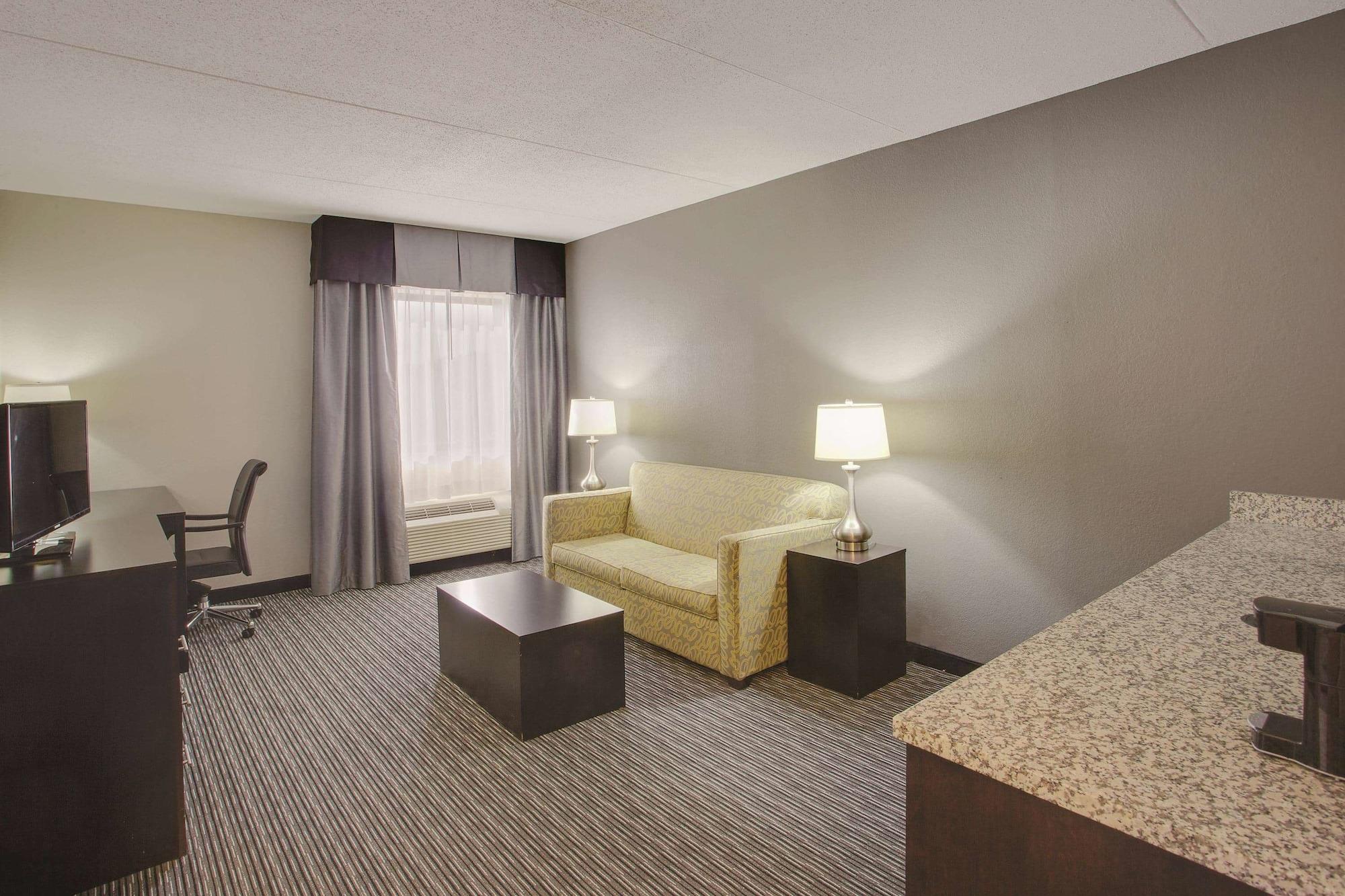 La Quinta Inn & Suites By Wyndham Detroit Metro Airport Romulus Exterior foto