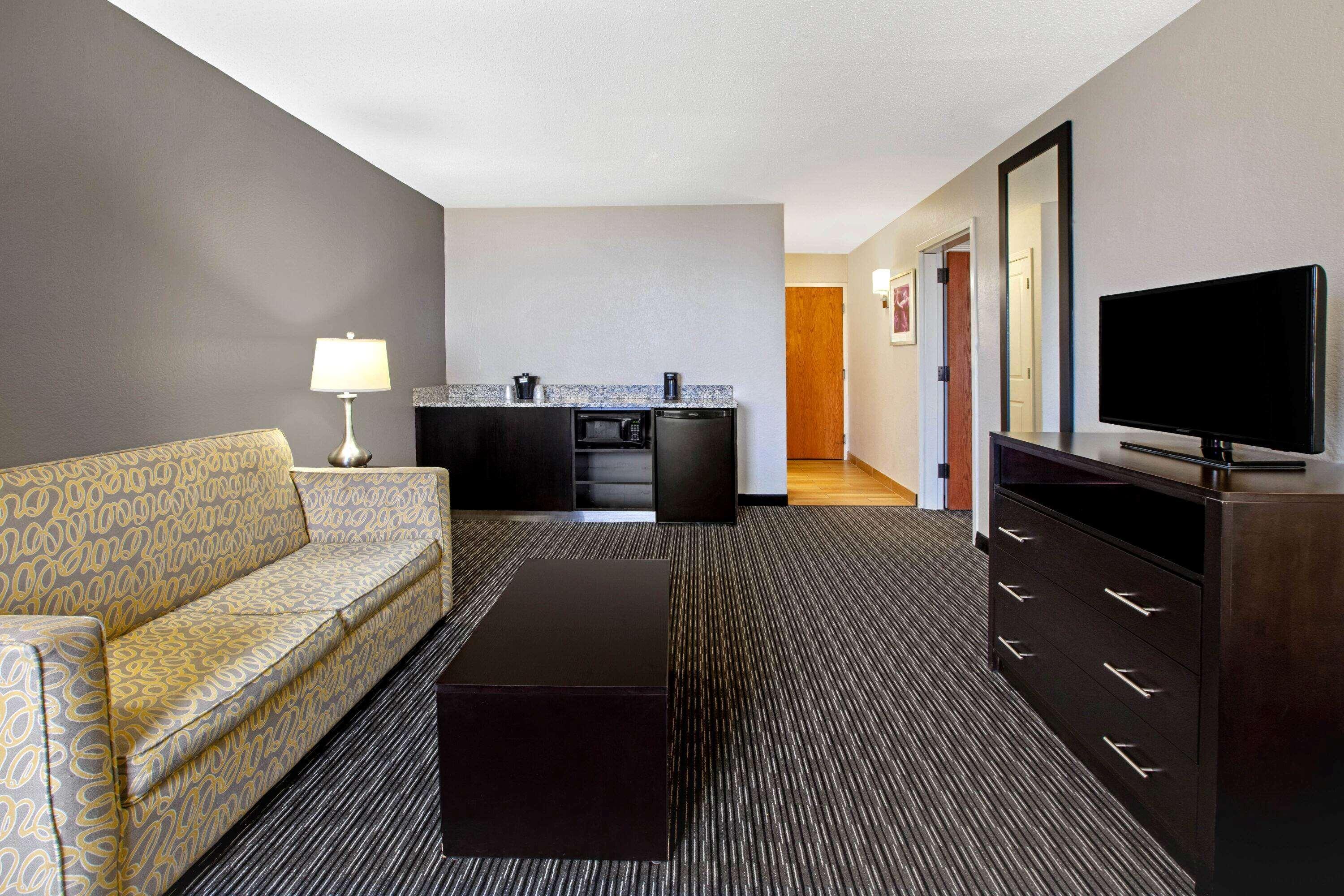 La Quinta Inn & Suites By Wyndham Detroit Metro Airport Romulus Exterior foto