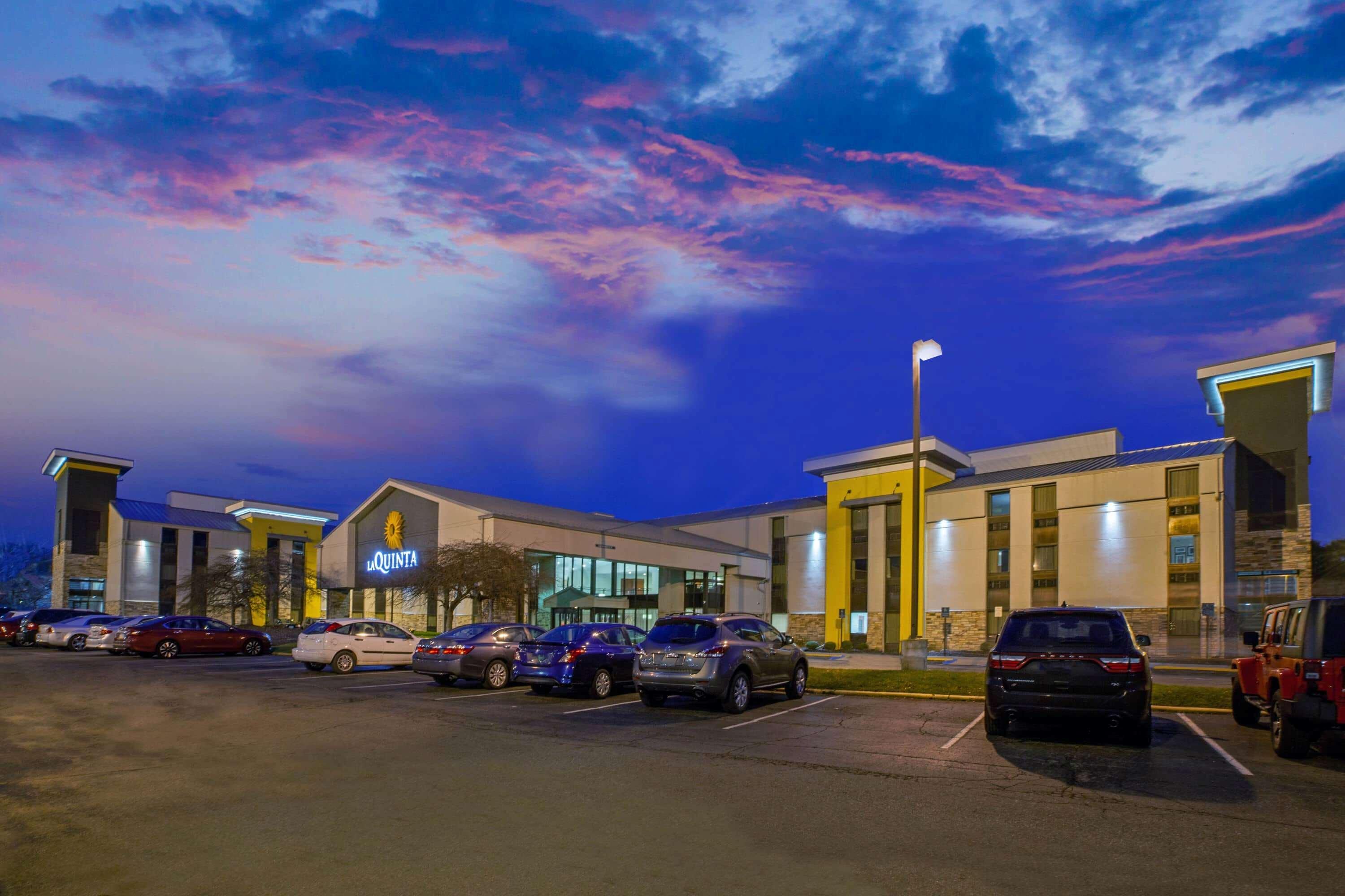 La Quinta Inn & Suites By Wyndham Detroit Metro Airport Romulus Exterior foto