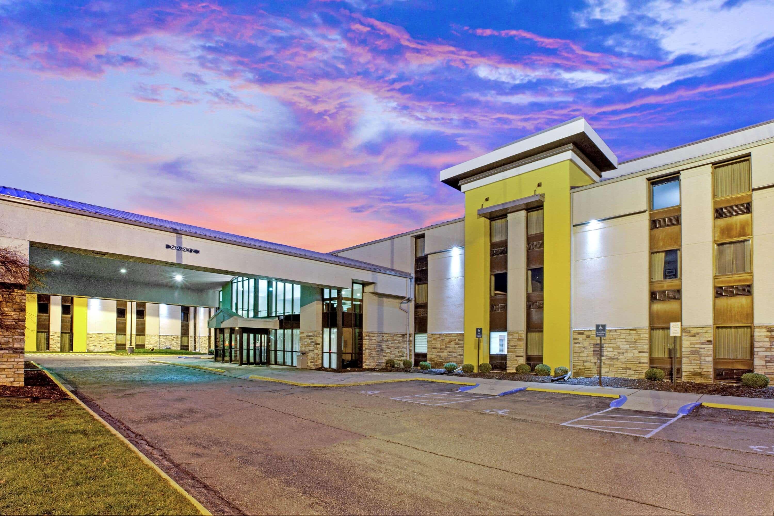 La Quinta Inn & Suites By Wyndham Detroit Metro Airport Romulus Exterior foto