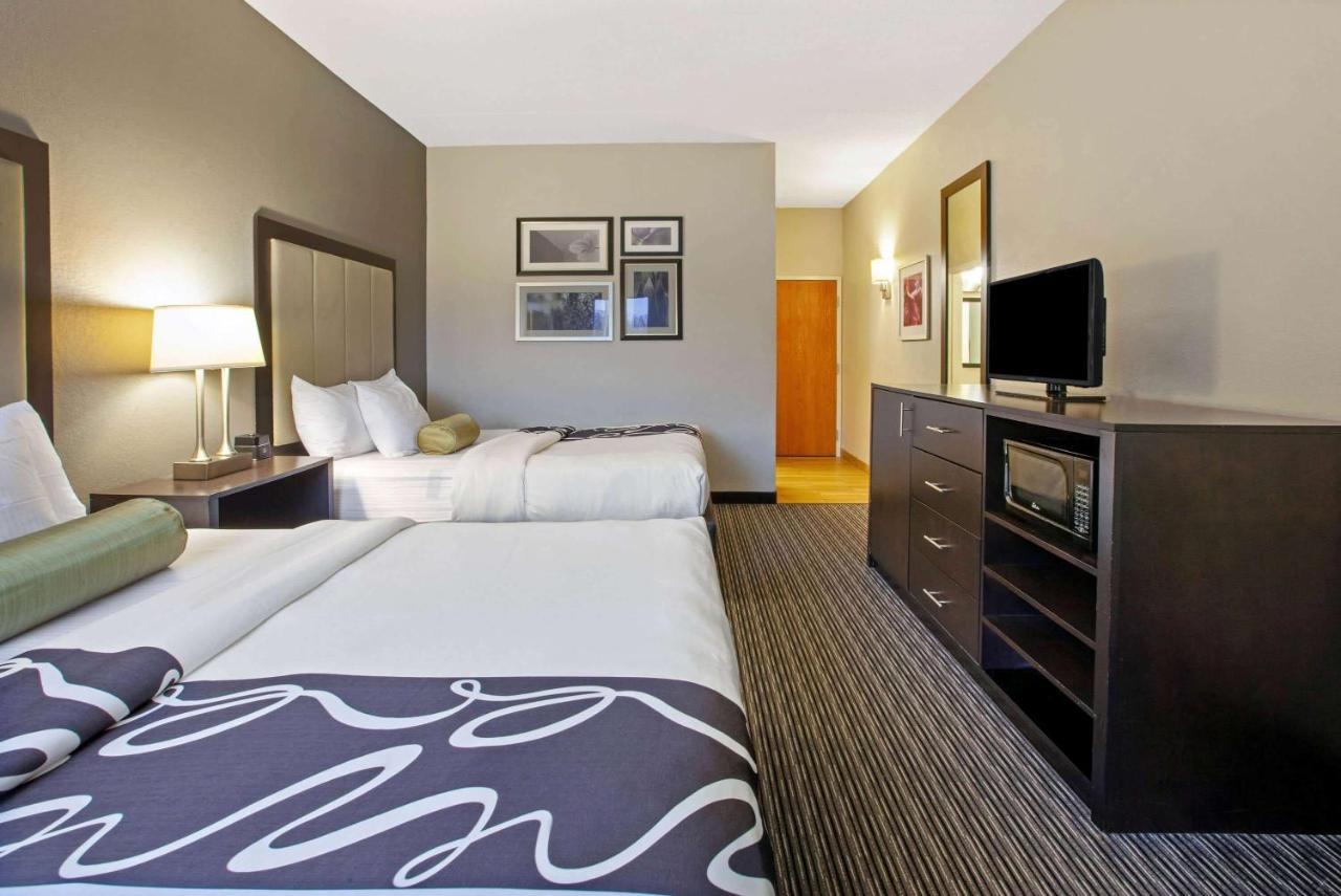 La Quinta Inn & Suites By Wyndham Detroit Metro Airport Romulus Exterior foto