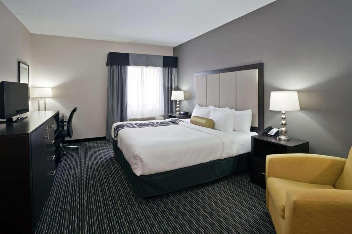 La Quinta Inn & Suites By Wyndham Detroit Metro Airport Romulus Exterior foto