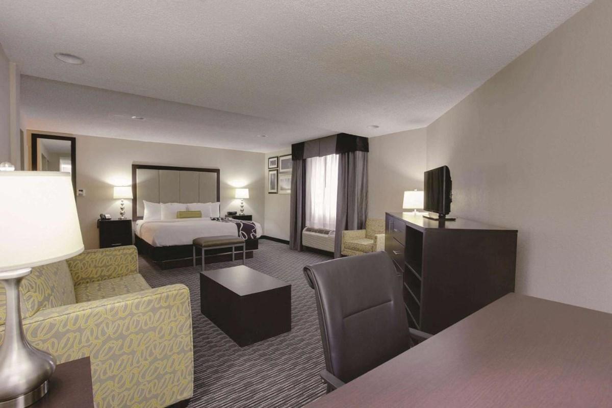 La Quinta Inn & Suites By Wyndham Detroit Metro Airport Romulus Exterior foto