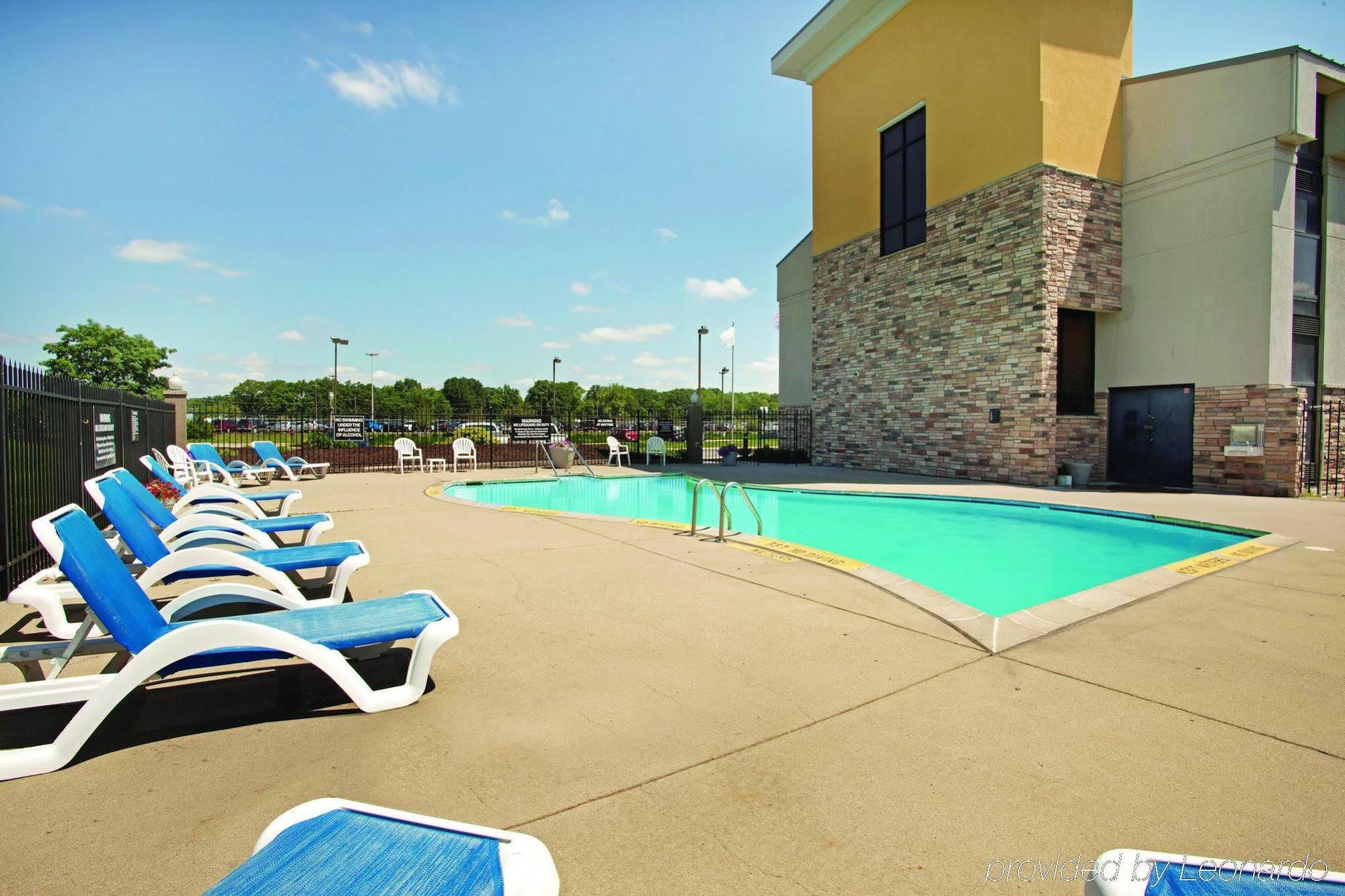 La Quinta Inn & Suites By Wyndham Detroit Metro Airport Romulus Exterior foto